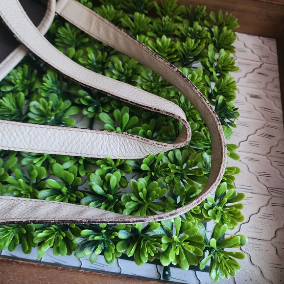 Gucci GG Canvas Medium Abbey Shoulder Bag - Picture 11 of 15